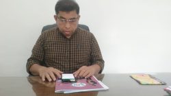 Kepala Dispora Baubau, Mochammad Tasdik dikonfirmasi di kantornya, Senin (26/9). (Foto Texandi)