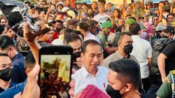 Kerumunan Masyarakat Menyambut kedatangan Presiden Jokowi. Foto : BPMI Setpres