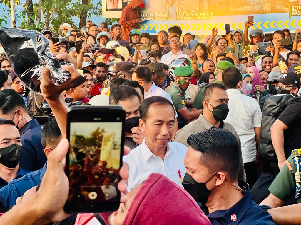 Kerumunan Masyarakat Menyambut kedatangan Presiden Jokowi. Foto : BPMI Setpres