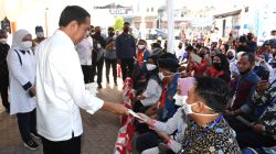 Presiden Jokowi membagikan bantuan kepada warga Baubau. (Foto Biro Pers Sekretariat Presiden)