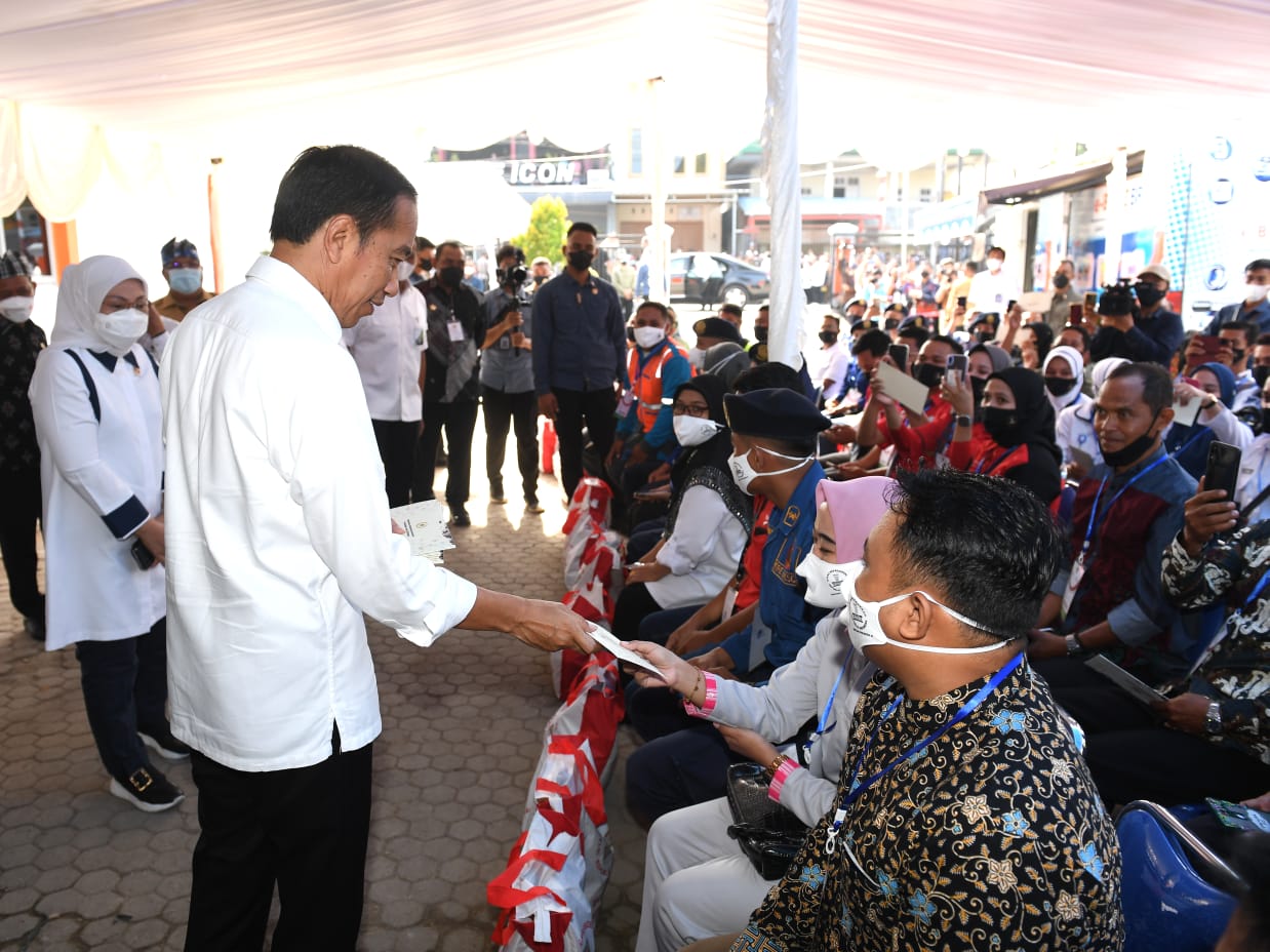 Presiden Jokowi membagikan bantuan kepada warga Baubau. (Foto Biro Pers Sekretariat Presiden)