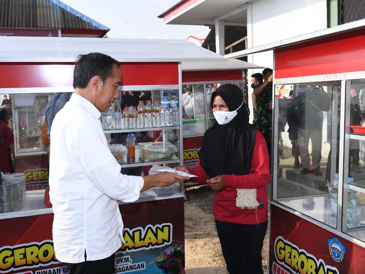Presiden Jokowi menyerahkan bantuan kepada PKL. (Foto: Kris - Biro Pers Sekretariat Presiden)
