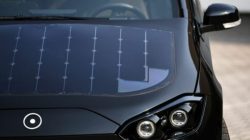 Panel sel surya yang tampak di bagian depan mobil Sono Sion produksi Sono Motors di Munich, Jerman, (01/08/2018). (REUTERS/Andreas Gebert)