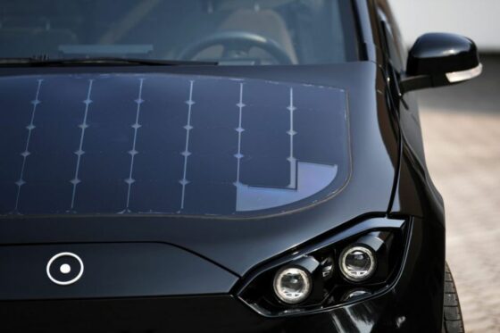 Panel sel surya yang tampak di bagian depan mobil Sono Sion produksi Sono Motors di Munich, Jerman, (01/08/2018). (REUTERS/Andreas Gebert)
