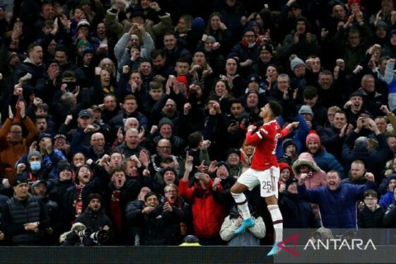 Pemain Manchester United Jadon Sancho merayakan gol. (Craig Brough/Reuters/Antara)