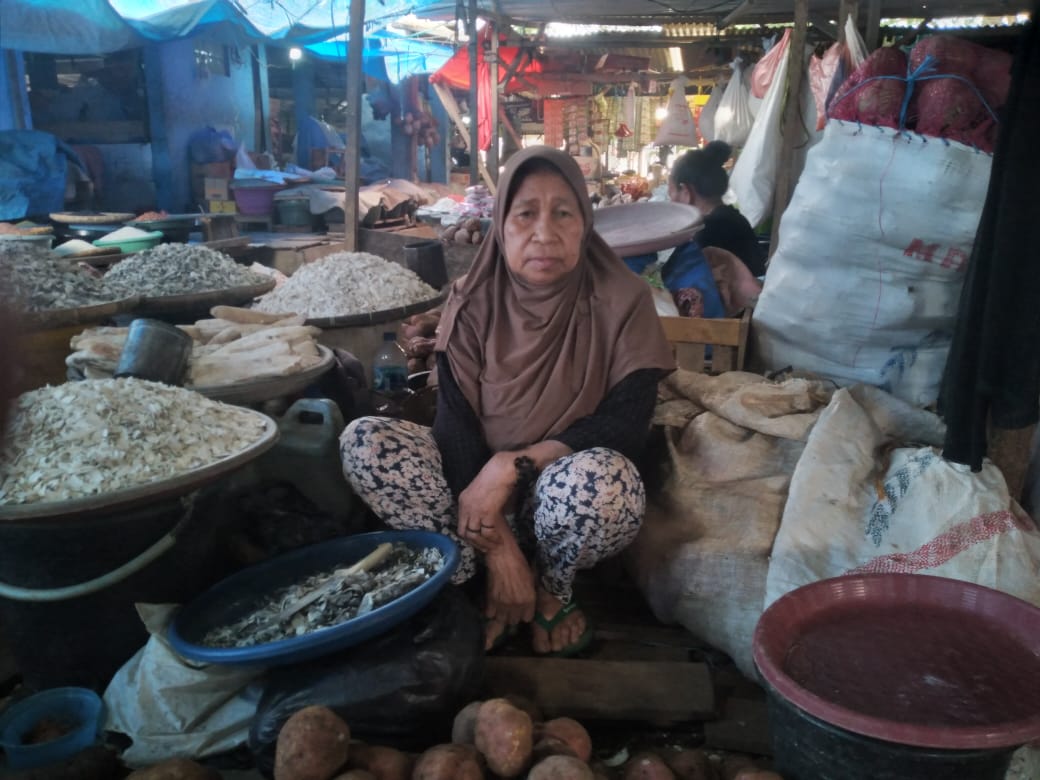Wa Usa, salah seorang pedagang ubi jalar di pasar Wameo yang tidak kebagian amplop dari Jokowi, Selasa 27 September 2022 lalu. Mereka sudah menyetor foto copy KTP karena dijanji diberikan bantuan Rp 1,2 juta.(Foto Texandi)