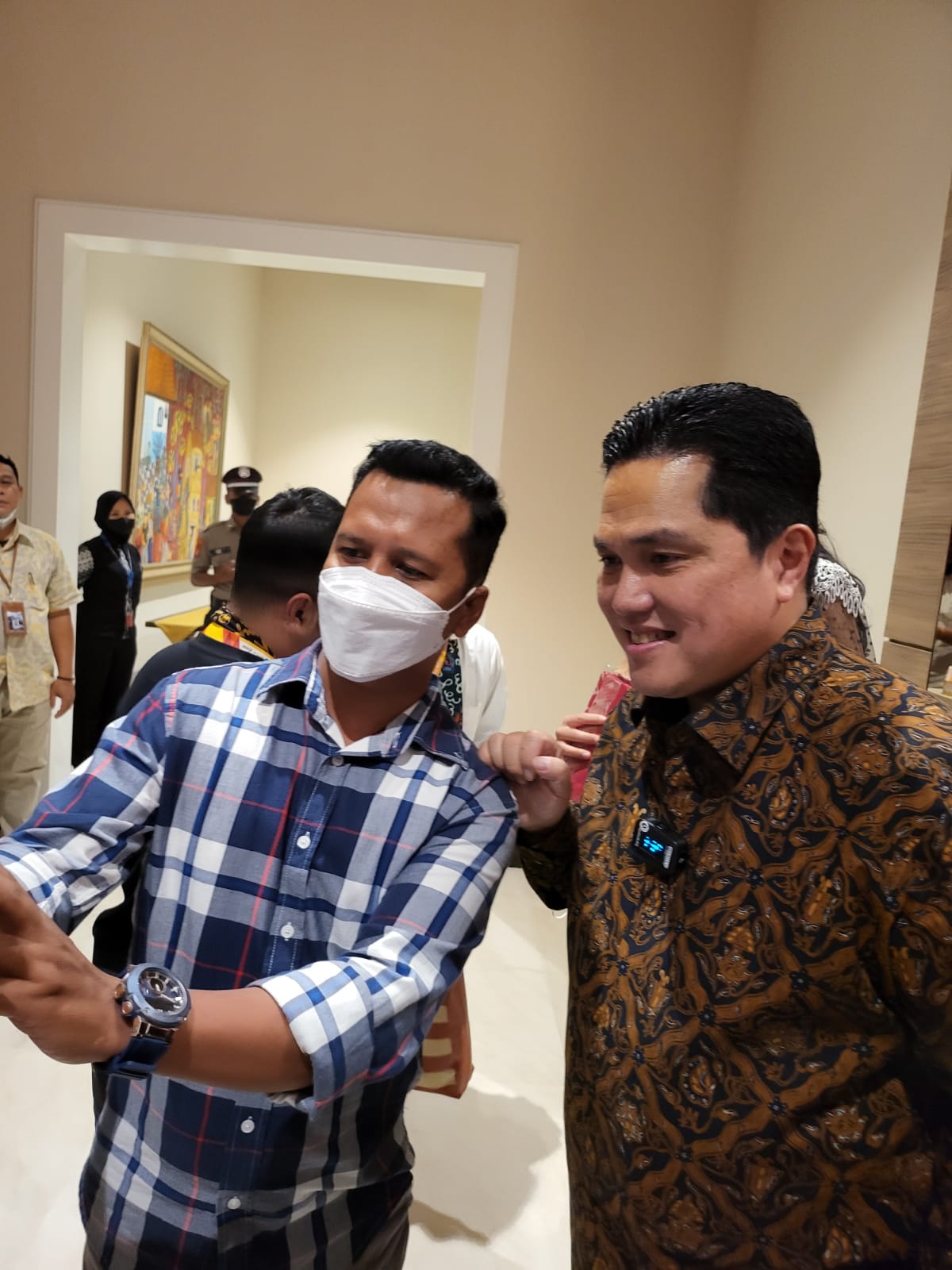 Anggota DPRD Buton Tengah (Buteng), Nurman mengenalkan produk UMKM Buteng kepada Erick Tohir. (Foto Istimewa)