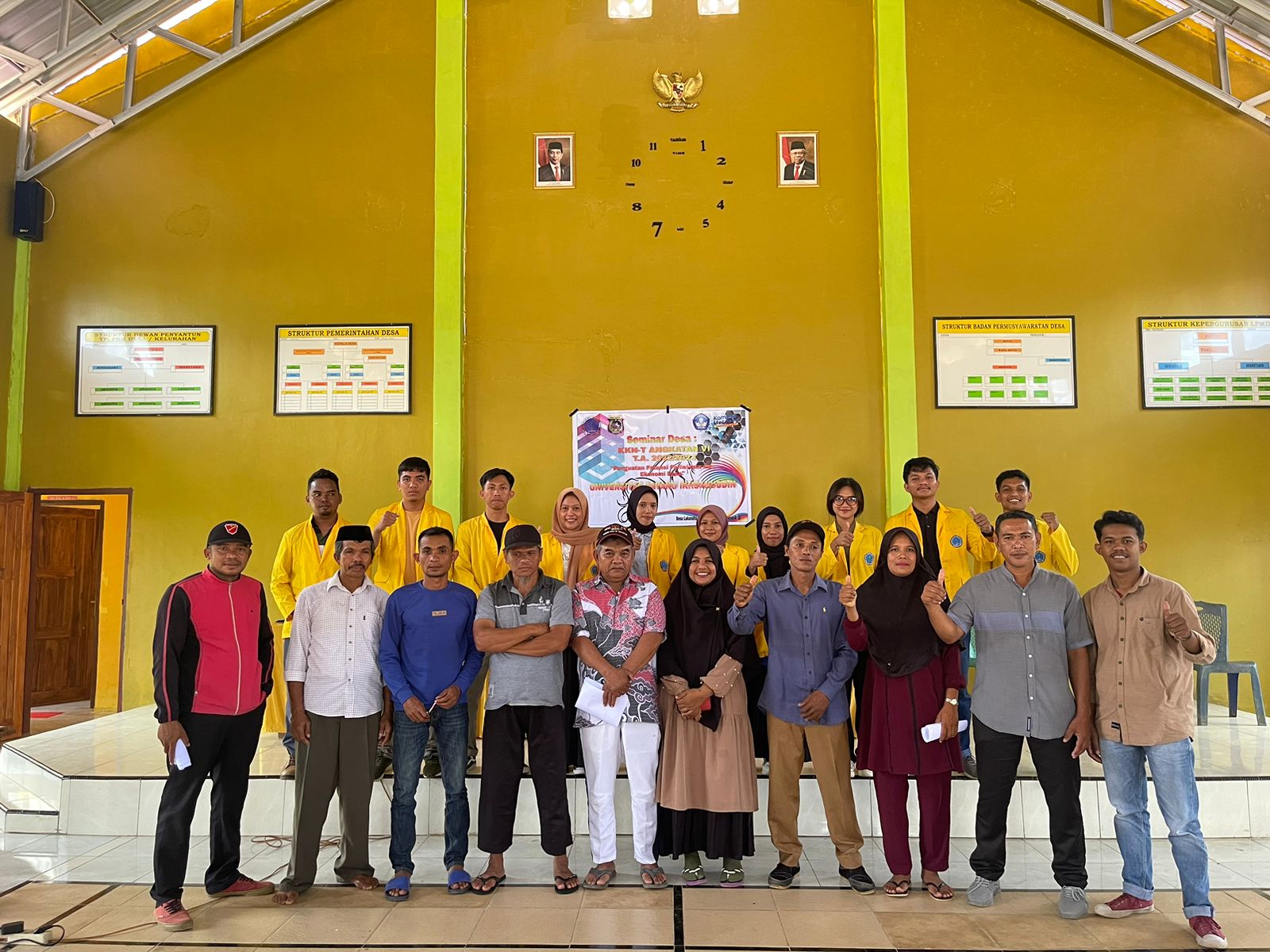 Mahasiswa KKN Unidayan foto bersama perangkat Desa Lakanaha (foto:istimewa)