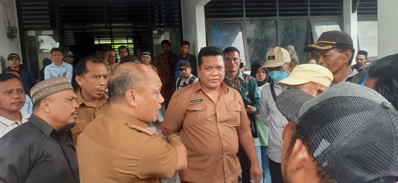 Ketua DESK Pilkades Rustam saat menemui para Ketua PPKD di Kantor DPMD Muna. Foto : Anuardin