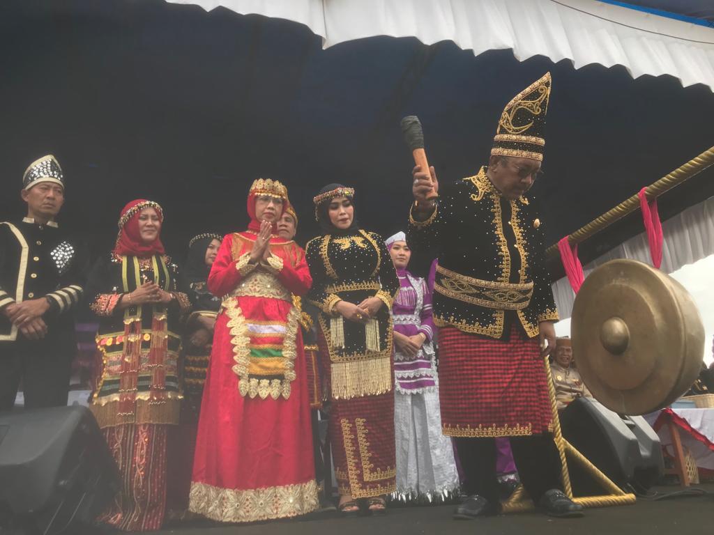 Pj Bupati Bombana, Burhanuddin meresmikan Festival Tangkeno ke X. (Foto Badar)