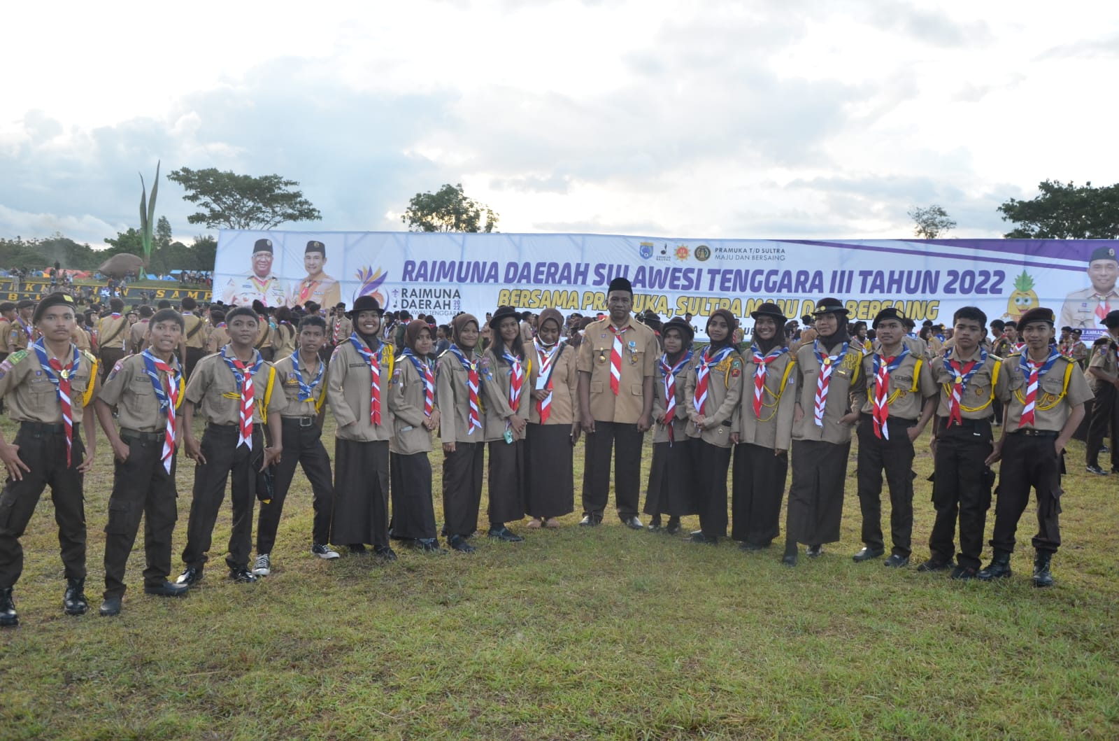 Foto bersama peserta perkemahan Kwartir Cabang Kota Baubau Gudep Bulawambona La Bhaluwu (foto: Darno Ufatma)