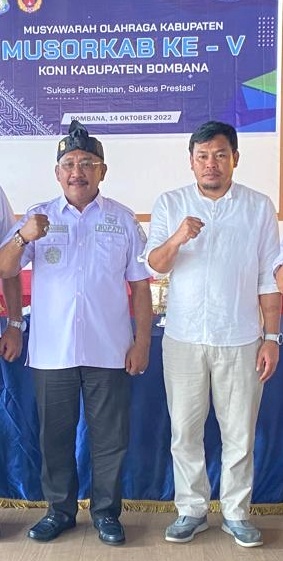 Pj Bupati Bombana, H Burhanudin (kiri) dan Ketua KONI Bombana Arsyad. (Foto Istimewa)