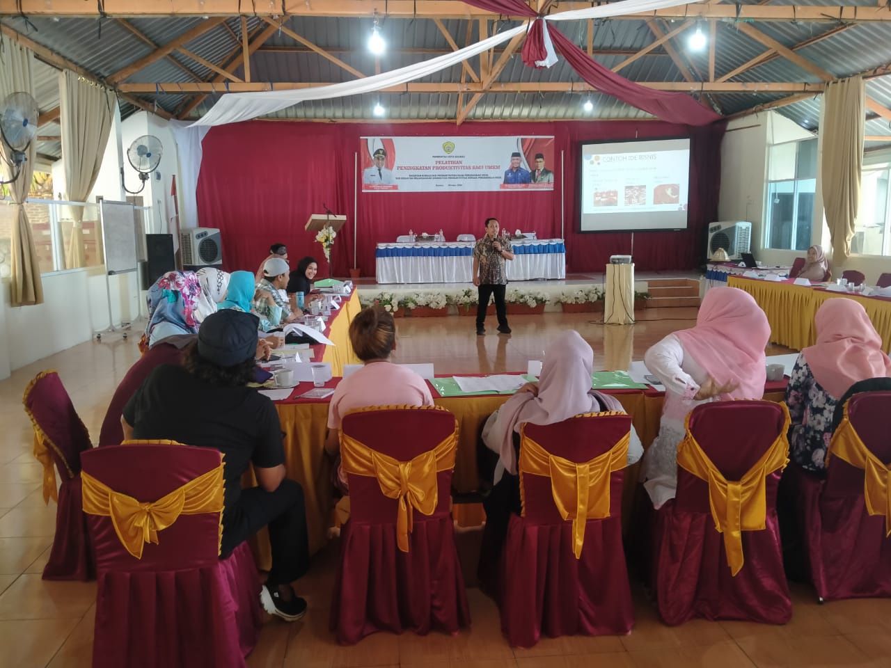 Instruktur Muda Balai Perluasan Kesempatan Kerja Kendari, Amrullah memaparkan materi peningkatan produktivitas kepada 30 pelaku UMKM di Kota Baubau, Senin (24/10). (Foto Texandi)