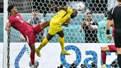 Penyerang Ekuador Enner Valencia saat mencetak gol kedua timnya ke gawang Qatar pada laga pembuka Piala Dunia 2022. (Glyn Kirk/AFP)