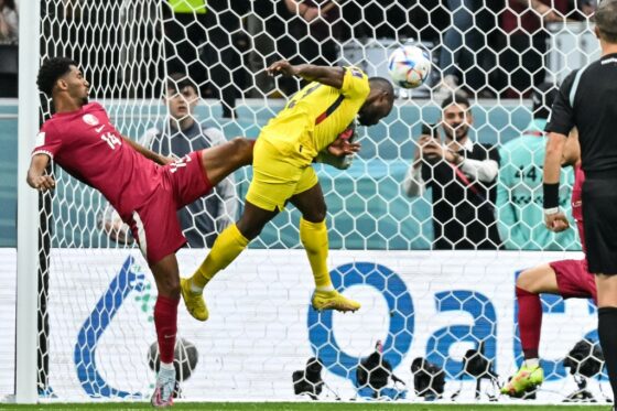 Penyerang Ekuador Enner Valencia saat mencetak gol kedua timnya ke gawang Qatar pada laga pembuka Piala Dunia 2022. (Glyn Kirk/AFP)