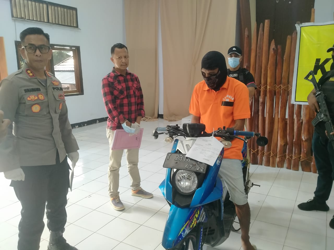 Plh Kapolres Baubau, AKBP Suharman Sanusi mengamati LS yang sedang memeragakan aksi pencurian sepeda motor. LS ditangkap Polsek Murhum pada 28 Oktober 2022 lalu.(Foto Texandi)