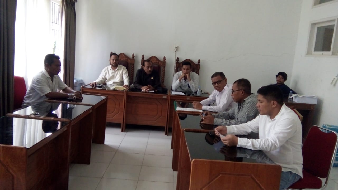 RAPAT : Rapat Intenal Komisi I DPRD Muna bersaa Ketua DPRD Muna' (foto:Anuardin)