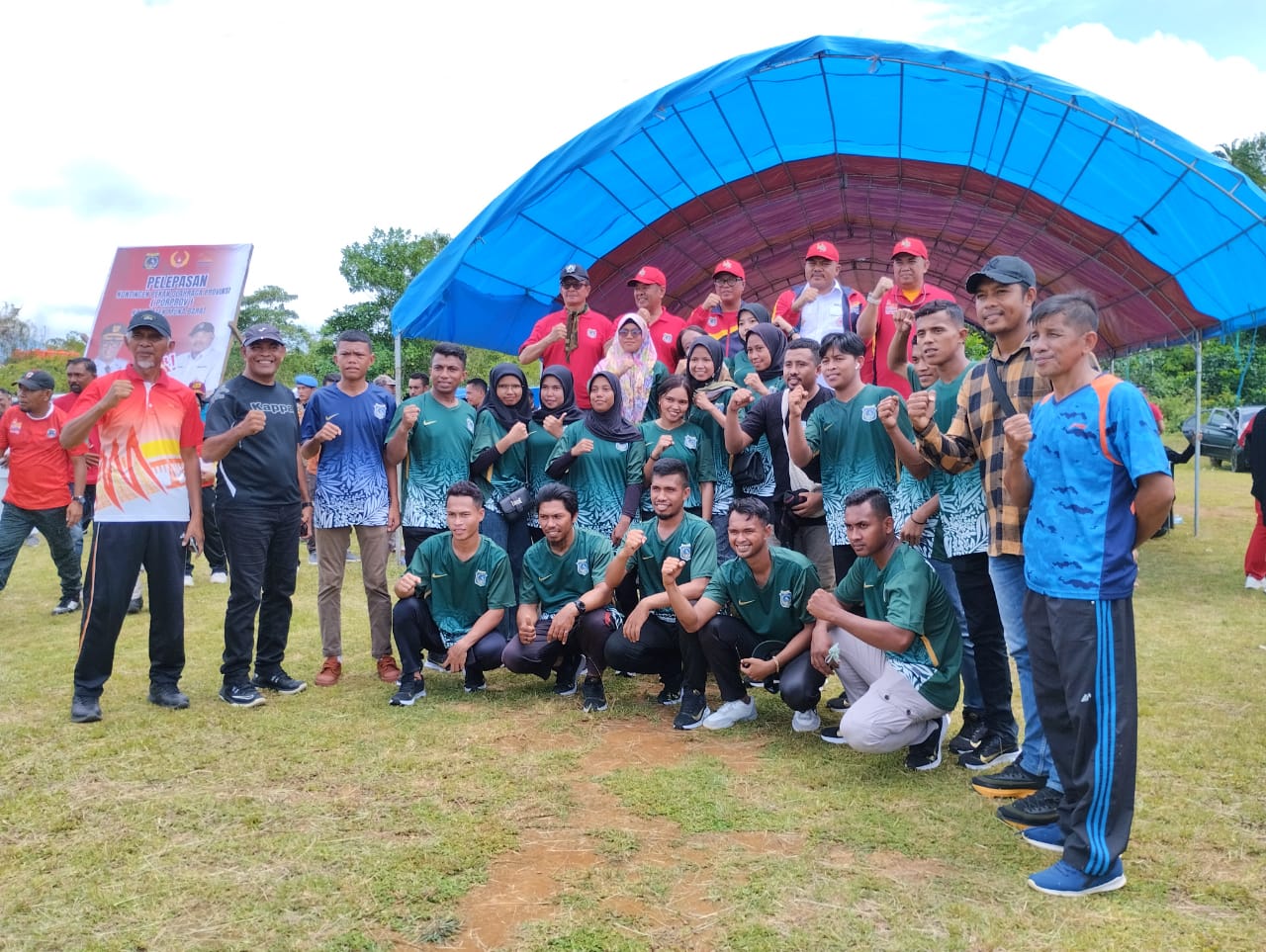 Pj Bupati Muna Barat, Bahri resmi melepas kontingen Pekan Olahraga Provinsi Sulawesi Tenggara yang ke XIV yang akan digelar di Baubau-Buton pada tanggal 26 November-3 Desember 2022 . (Foto Labulu)