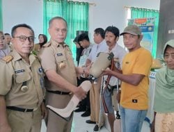 Tekan Inflasi, Pemkab Butur Menyerahkan Bansos