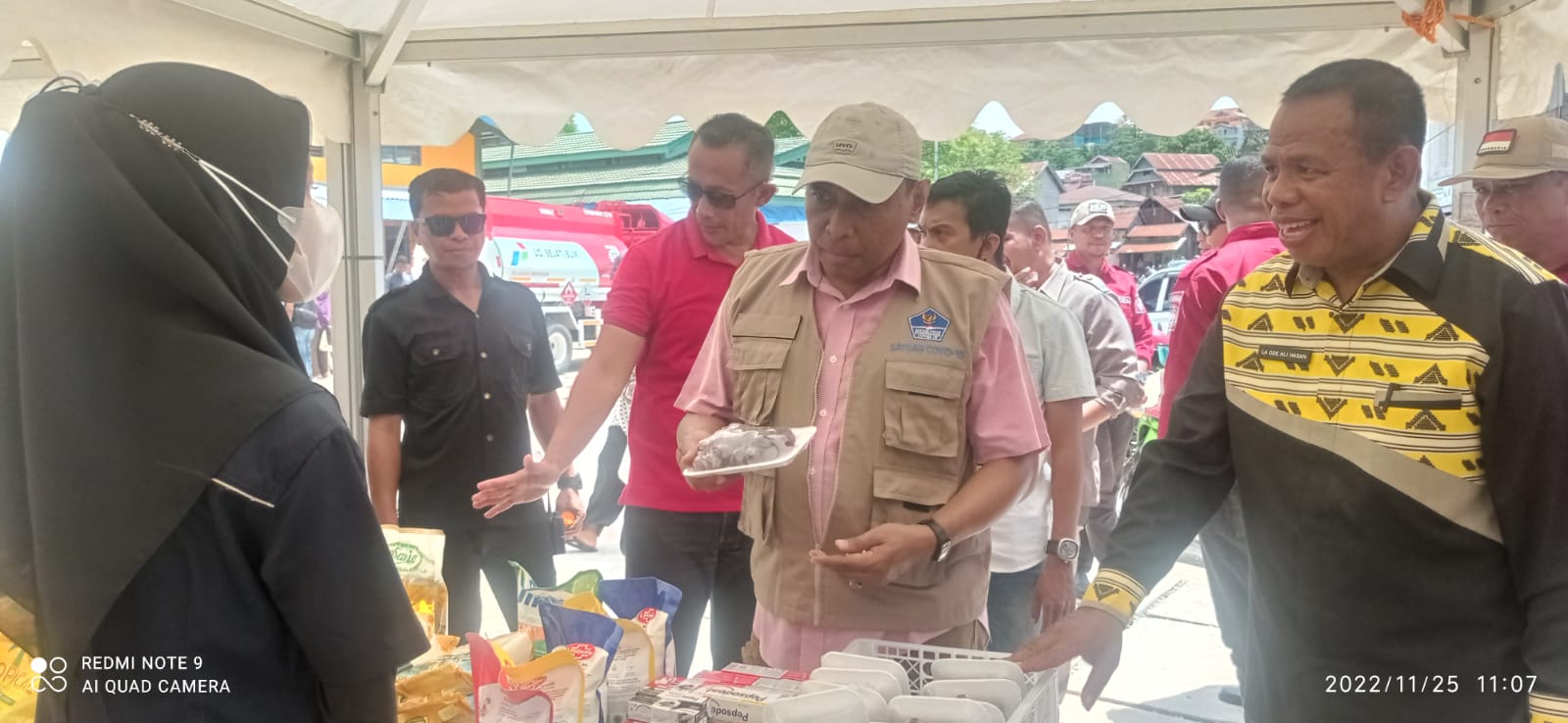 Wali Kota Baubau, La Ode Ahmad Monianse membuka secara resmi pasar murah di Kelurahan Wameo, Kecamatan Batupoaro, Kota Baubau, Jumat (25/11). (Foto Asmar)