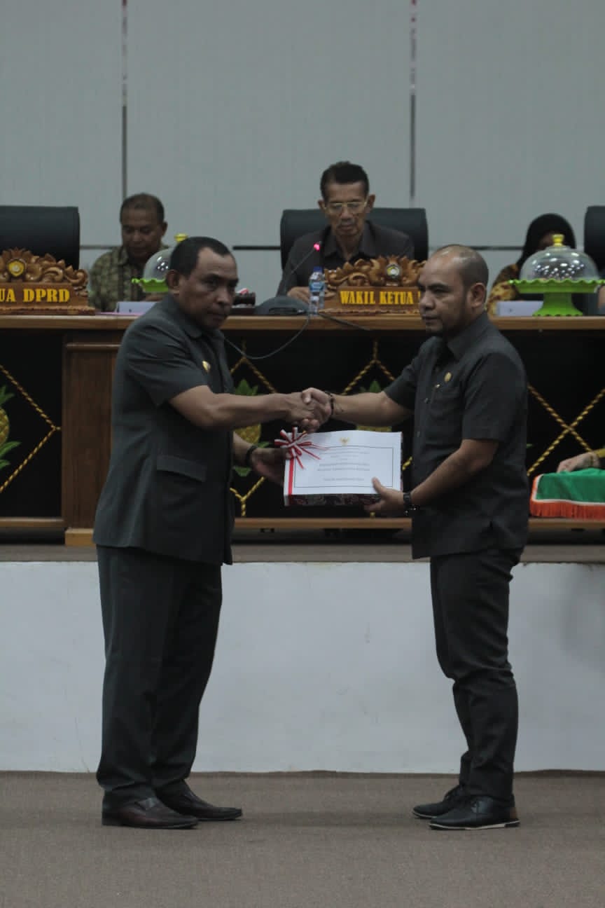 Wali Kota La Ode Ahmad Monianse (kiri) menyerahkan dokumen RAPBD Baubau tahun 2023 kepada Ketua DPRD Zahari, Jum'at (25/11).