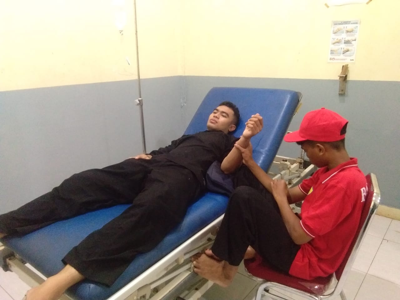 Tampak Noval mendapatkan perawatan. Ia cedera saat berlaga pada Cabor Pencak Silat di Porprov Sultra. (Foto Istimewa)
