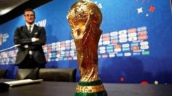 Trofi World Cup yang diperebutkan di Piala Dunia 2022 Qatar. (Daily Star)