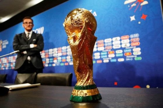 Trofi World Cup yang diperebutkan di Piala Dunia 2022 Qatar. (Daily Star)