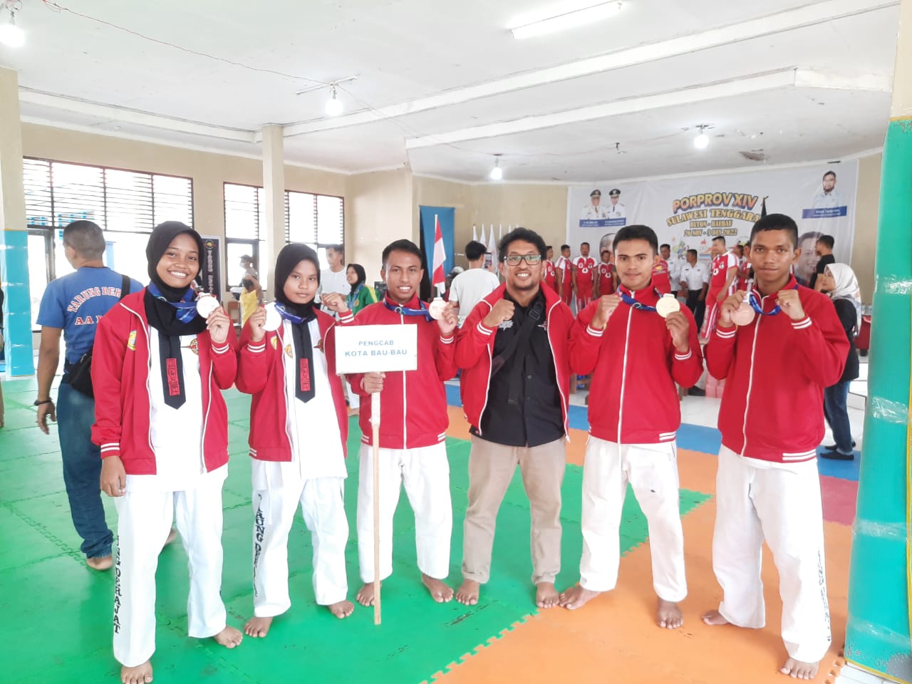 Foto bersama Atlet Tarung Drajat Kota Baubau usai menerima medali (Foto: ist)