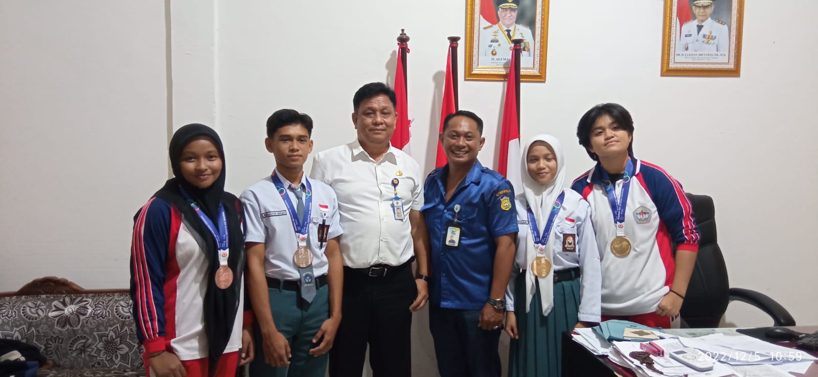 Kepala SMA Negeri 1 Baubau didampingi keempat siswanya yang berprestasi menerima kunjungan Ketua Persambi Sultra, Asrun Tandena.(foto murdin)