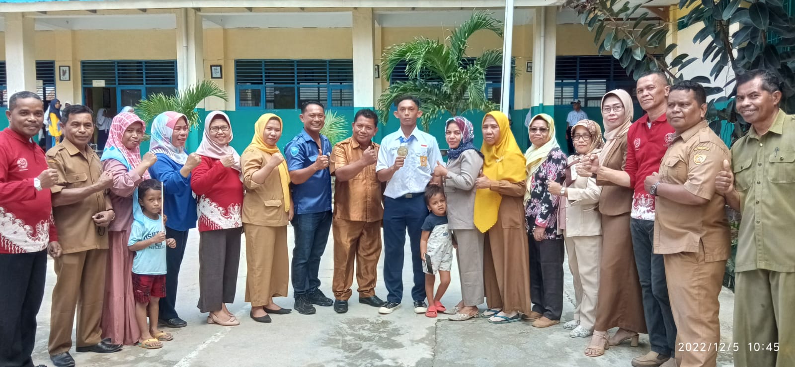 Suasana Jodi Setiawan Tandena bersama Kepala SMP Negeri 17 Kota Baubau, sejumlah guru dan Ketua Persambi Sultra.(foto murdin)