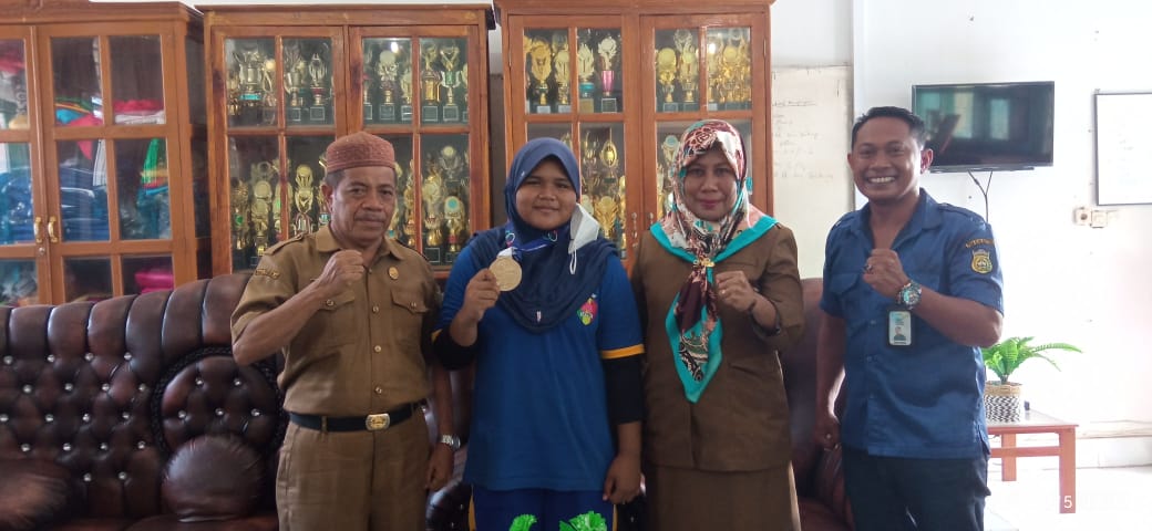 Ketua Persambi Sultra, Asrun Tandena foto bersama Mayla Faiza dan Kepala SMPN 1 Baubau, Salamun. (Foto Murdin)