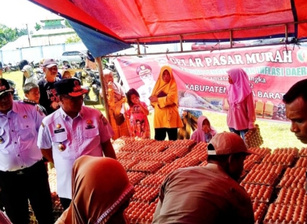 Pemerintah Daerah Kabupaten Muna Barat menggelar pasar murah di wilayah Lawa Raya, tepatnya di Lapangan Desa Lapolea, Kecamatan Barangka, Rabu, 7 Desember 2022. (Foto Labulu)