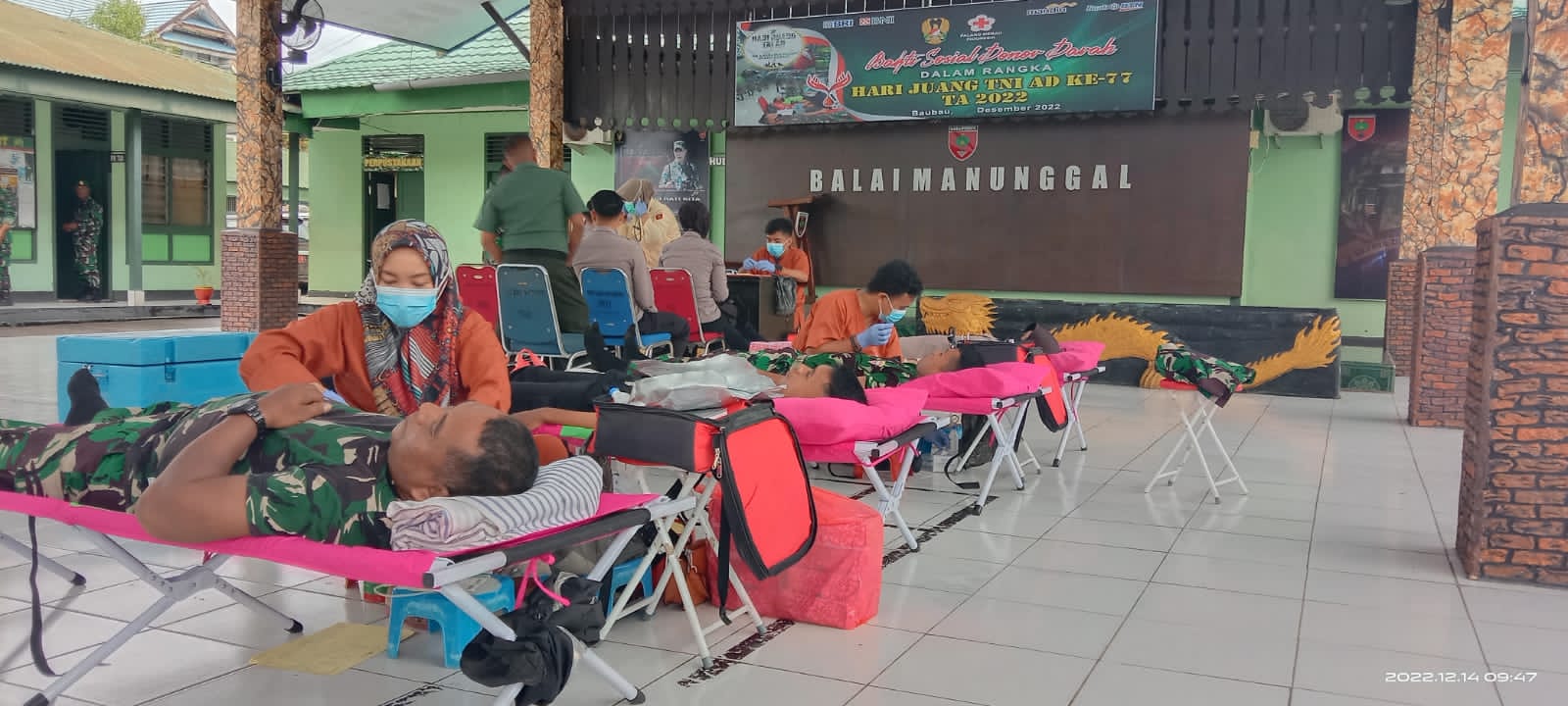 Prajurit Kodim 1413 Buton sedang mendonorkan darah, Kamis (14/12). Bakti sosial ini dalam rangka memperingati Hari Juang Kartika TNI Angkatan Darat 15 Desember 2022. (Foto personel Kodim 1413/Buton)