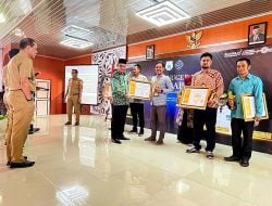Kepala BPVP Kendari Menyerahkan Penghargaan Siddhakarya di Mamuju