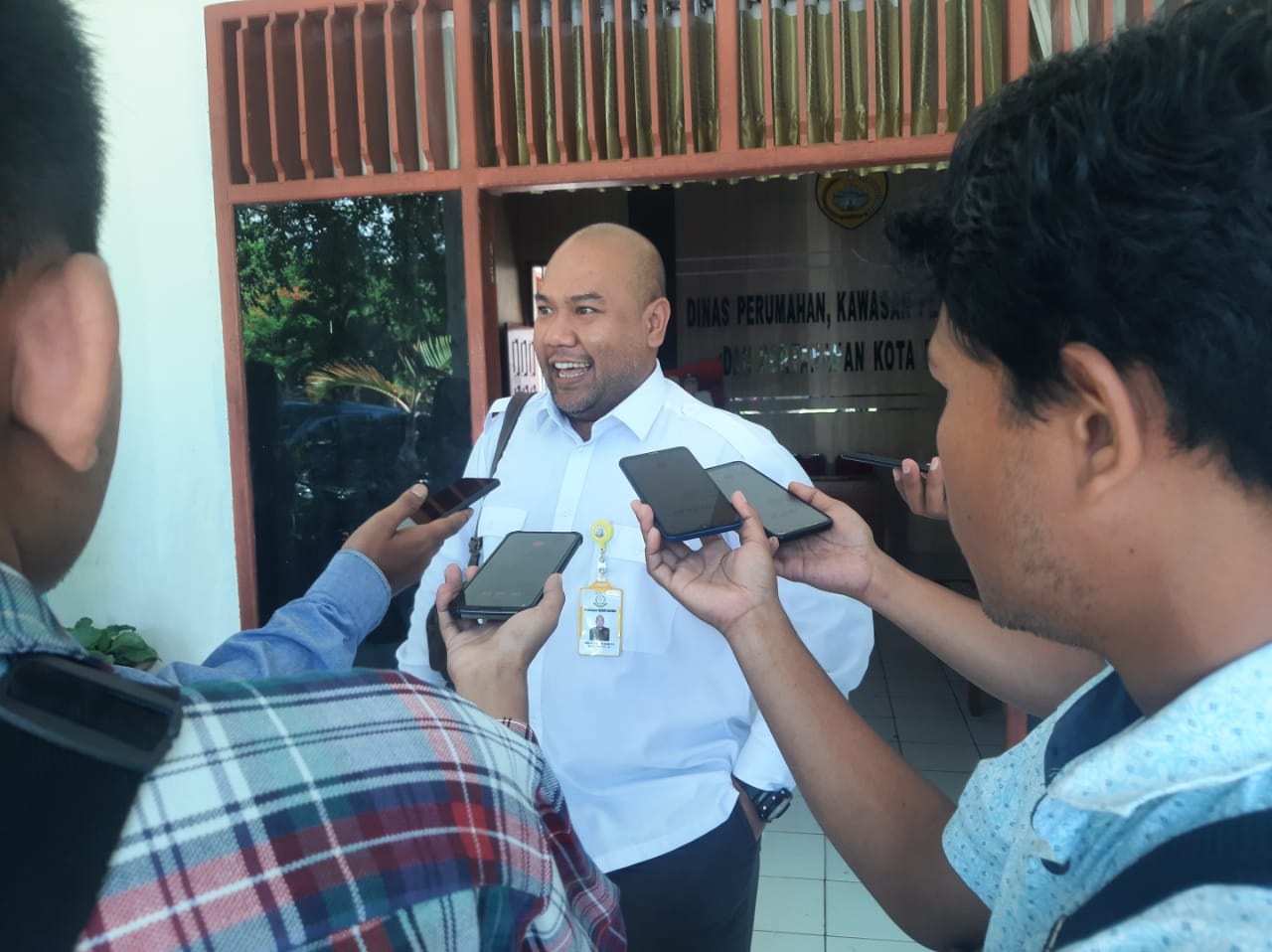Kepala Seksi Perdata dan Tata Usaha Negara Kejari Baubau, Nova Aulia Pagar Alam (baju putih) sedang diwawancarai awak media.(Foto Arul)