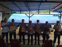 Bahri Menyerahkan Hibah Laptop ke Polsek se-Kabupaten Mubar