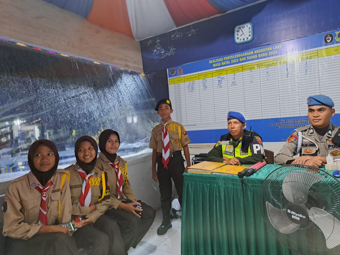 Anggota Pramuka Saka Bhayangkara Polres Baubau bersama petugas pengamanan Nataru. (Foto Suari)