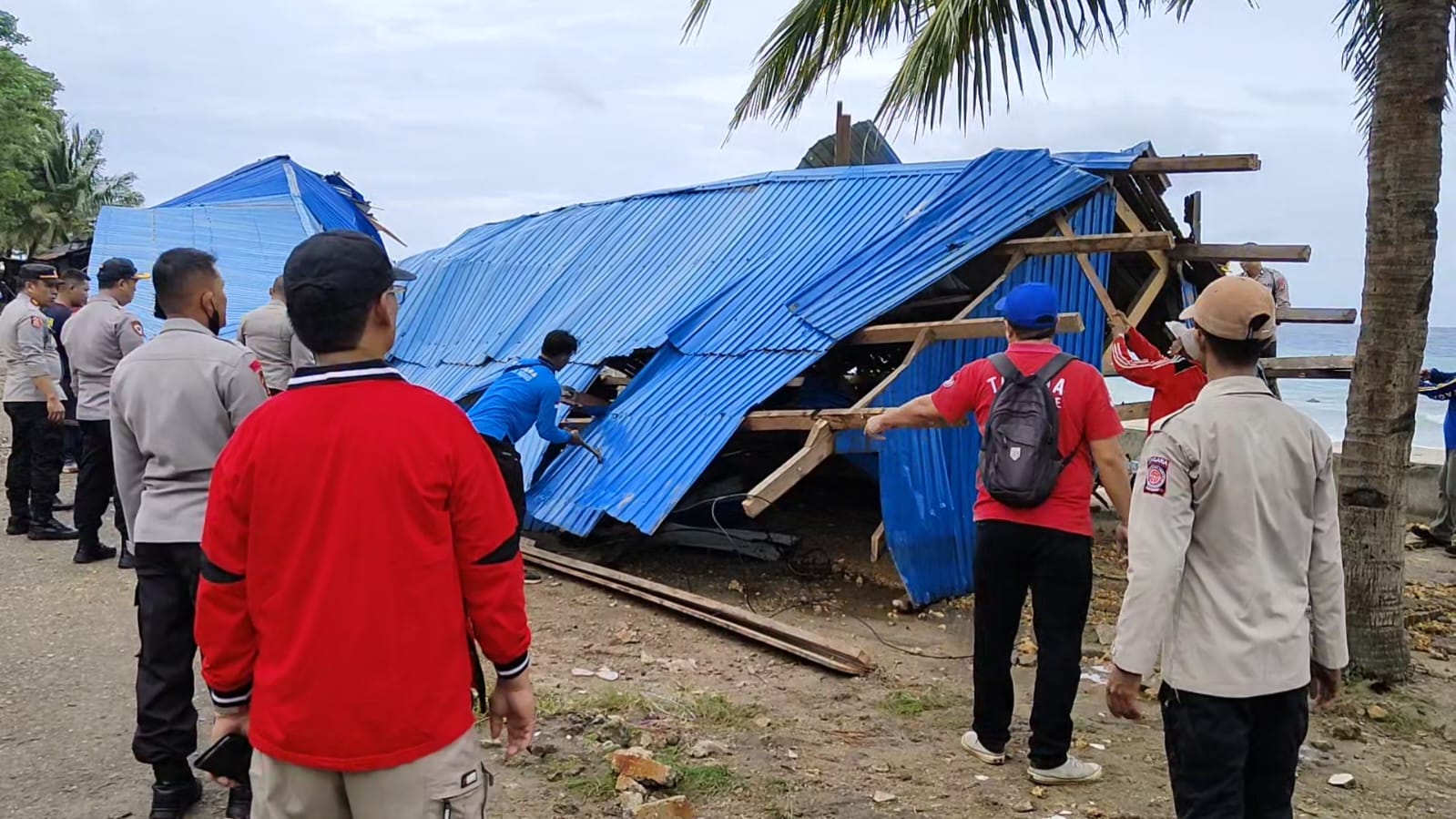 Sejumlah lapak jualan _Parende_ (makanan khas Buton) di sekitar Pasar Wameo Kota Baubau, Sulawesi Tenggara (Sultra) rusak parah akibat dihantam cuaca ekstrem yang terjadi pada Sabtu malam hingga 25 Desember dini hari. (Foto Darno Ufatma)