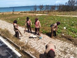 Puluhan Anggota Pramuka Membersihkan Masjid dan Kawasan Kotamara