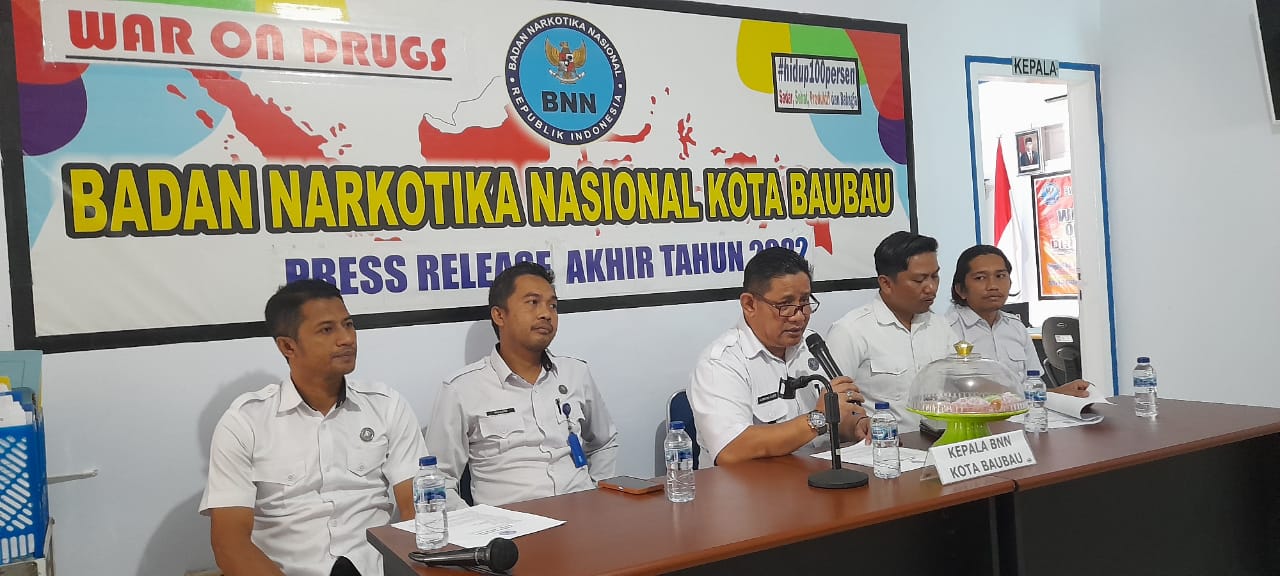 Badan Narkotika Nasional (BNN) Kota Baubau menggelar _Press Release_ akhir tahun 2022 di kantor BNN Kota Baubau, Rabu 28/12/2022. (Foto Suari)