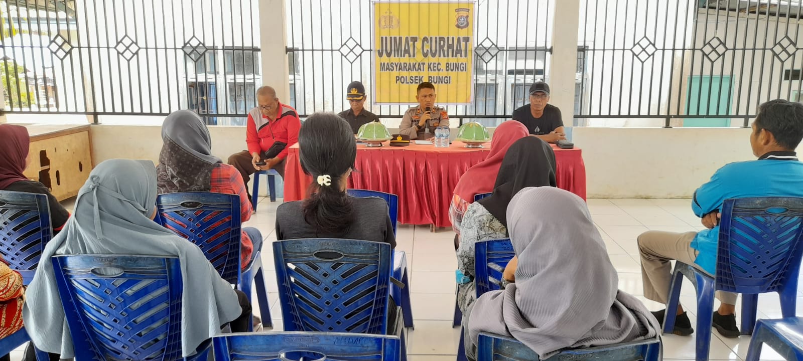 Kapolsek Bungi Iptu Bustam melakukan koordinasi Jumat Curhat kepada tokoh masyarakat di Kecamatan Bungi, Kota Baubau. (Foto Suari)
