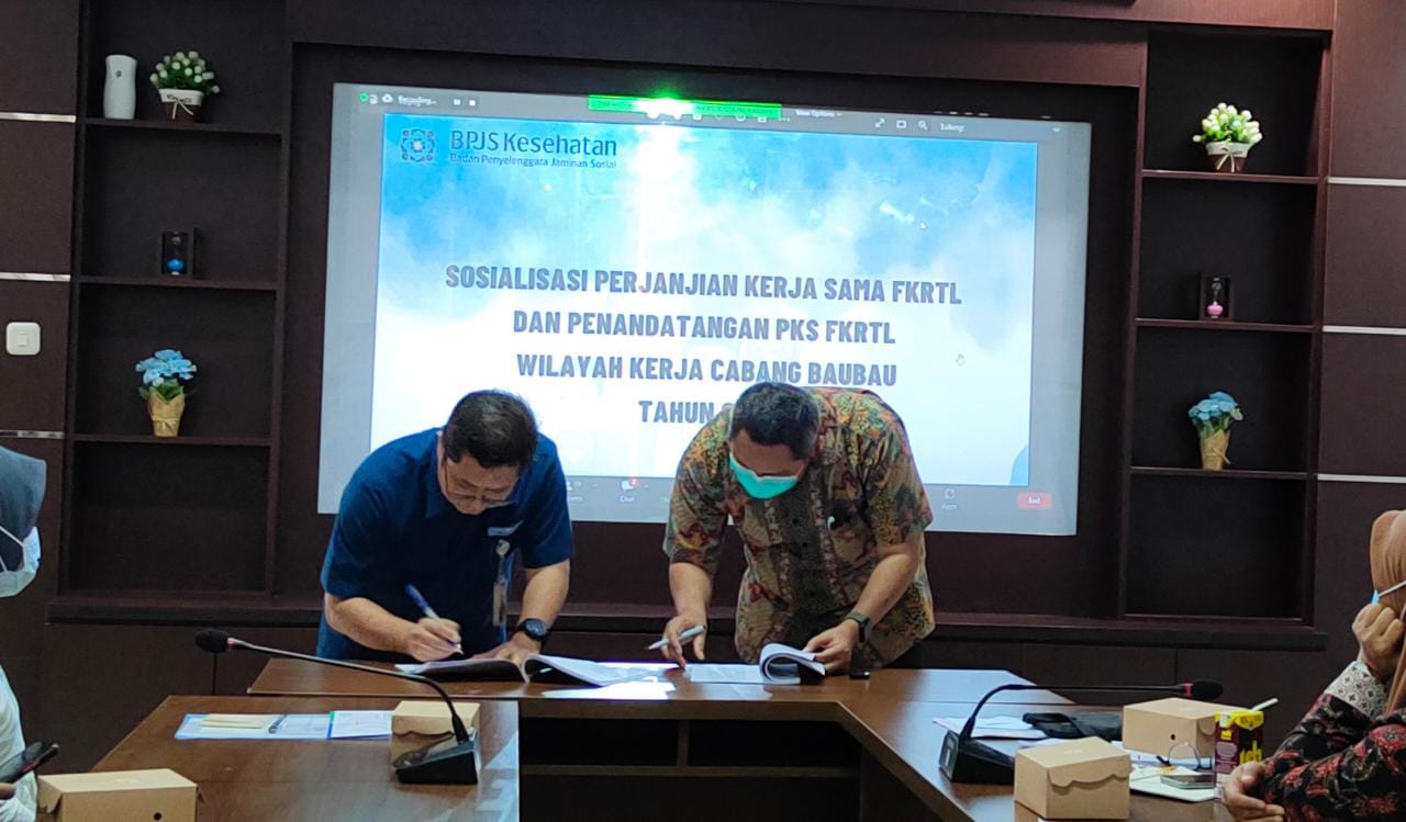 Proses tanda tangan perjanjian kerja sama oleh Kepala Cabang BPJS Kesehatan Baubau bersama Faskes (Foto : Darno Ufatma)