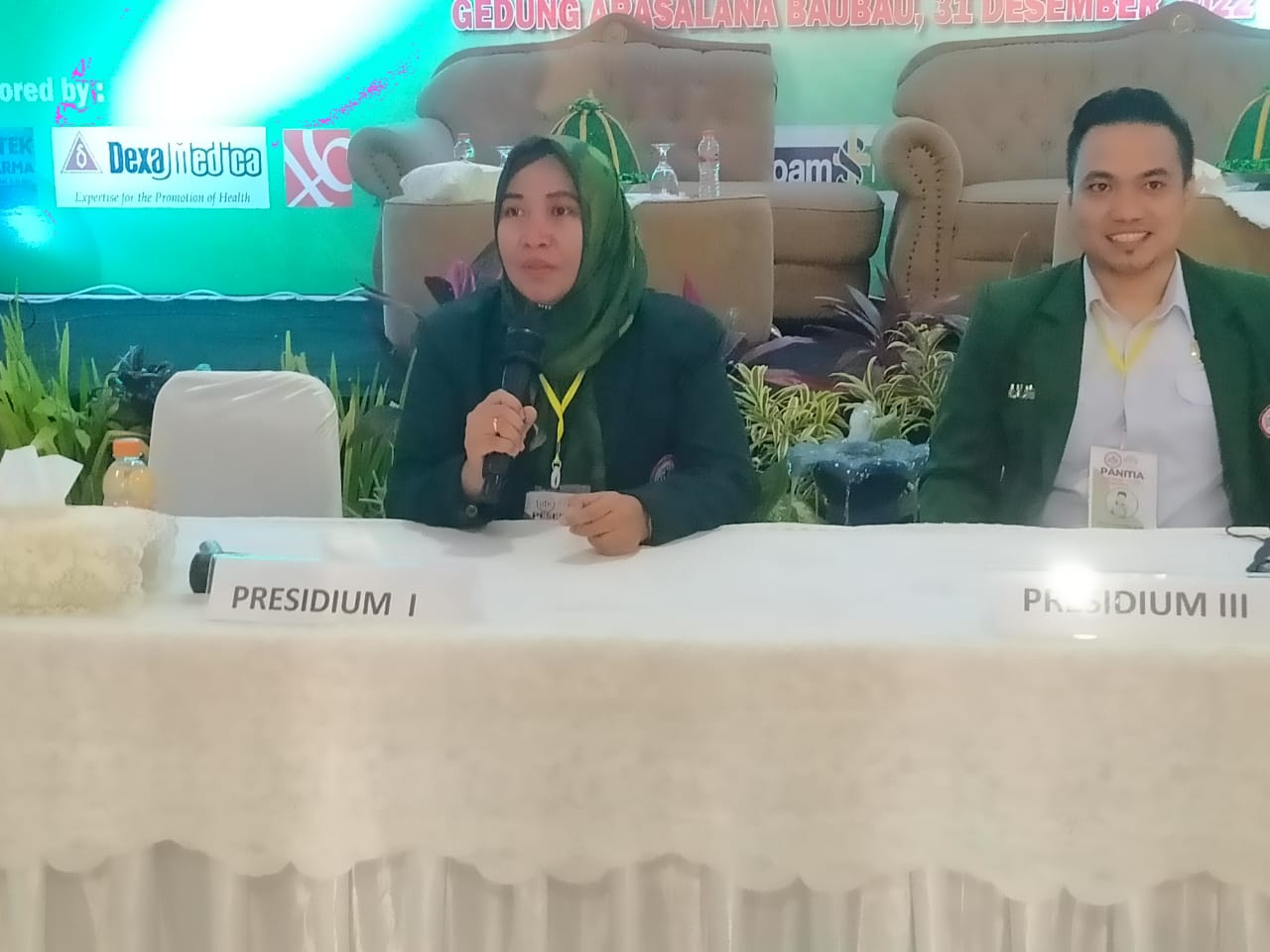 Ketua IDI Cabang Kota Baubau periode 2022-2025, dr Sulyanti Rachman Badawi SpM MKes (kiri) menjadi presidium sidang Muscab ke-III IDI Baubau, Sabtu (31/12). Sulyanti terpilih secara aklamasi menggantikan dr Lukman SpPD. (Foto Texandi)