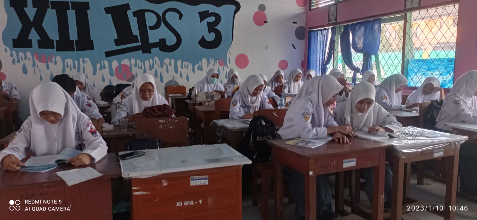 Suasana proses belajar mengajar siswa kelas XII SMAN 2 Baubau. (Foto Asmar)