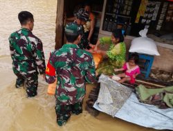Peduli Korban Bencana Banjir, Babinsa Bagikan Makanan Siap Saji