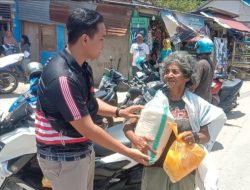 Ketum Pertiwi Nusantara dan PKN Baubau Bagikan Paket Sembako
