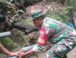 Babinsa Bantu Masyarakat Perbaiki Pipa Air Bersih yang Tersumbat