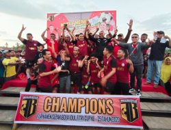 Umar Samiun Serahkan Hadiah Juara Sepakbola, Warga Sebut Pertama dalam Sejarah