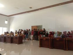 DPRD Muna Minta Pol PP Tidak Ikut Campur Soal Penyegelan Kantor Desa Wawesa dan Parigi